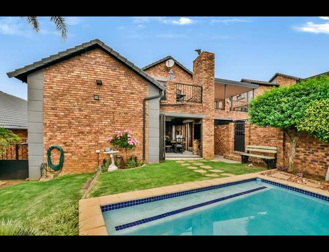 4 BEDROOM CLUSTER FOR SALE IN MEYERSDAL